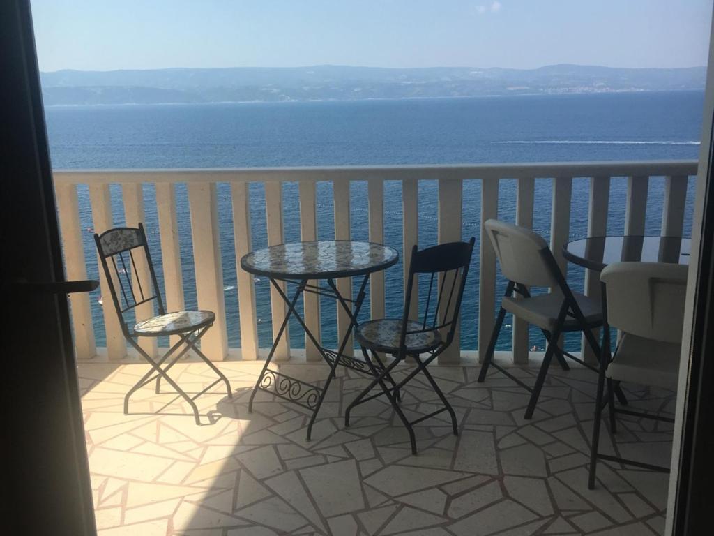 Apartments Lozina On The Beach 오미스 외부 사진