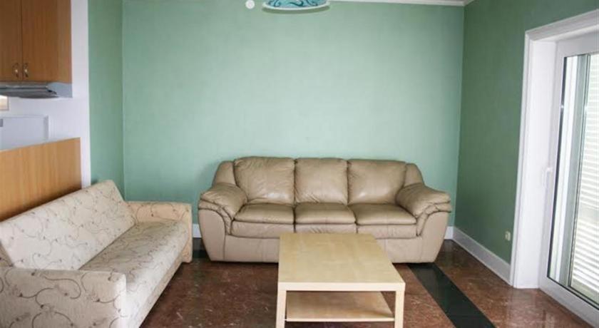 Apartments Lozina On The Beach 오미스 외부 사진
