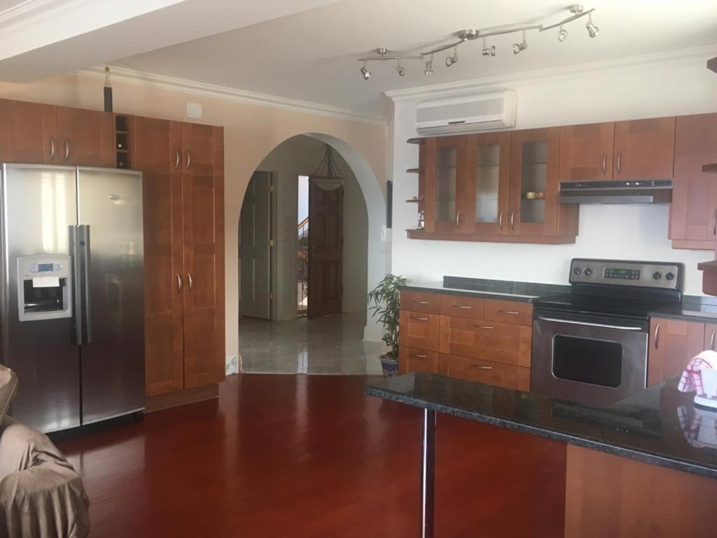 Apartments Lozina On The Beach 오미스 외부 사진