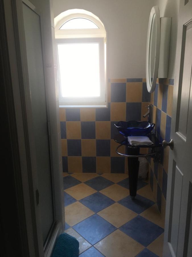 Apartments Lozina On The Beach 오미스 외부 사진