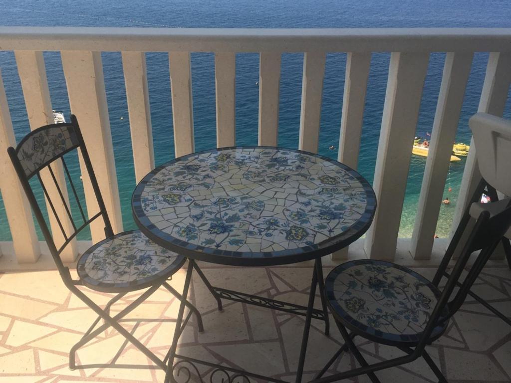 Apartments Lozina On The Beach 오미스 외부 사진
