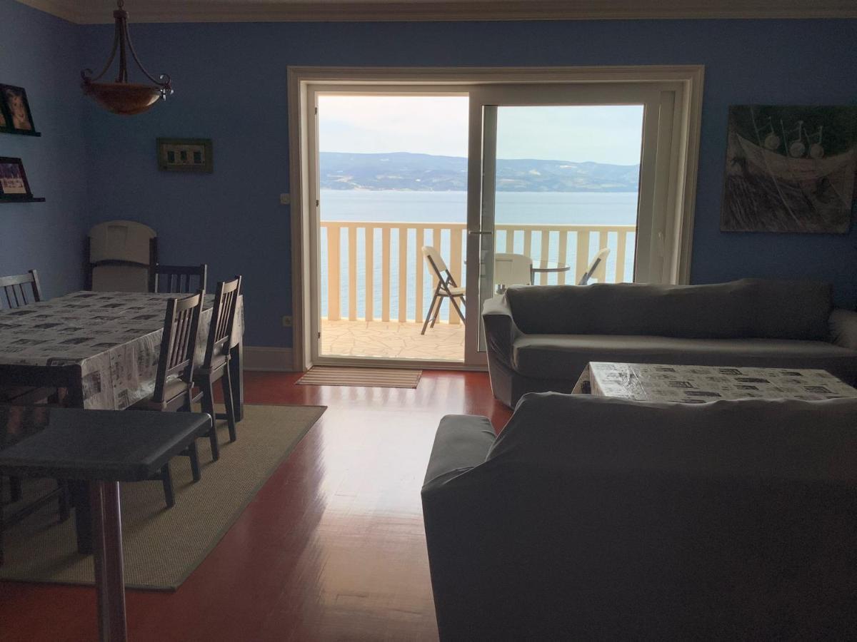 Apartments Lozina On The Beach 오미스 외부 사진