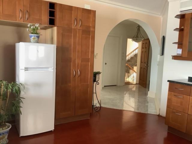 Apartments Lozina On The Beach 오미스 외부 사진