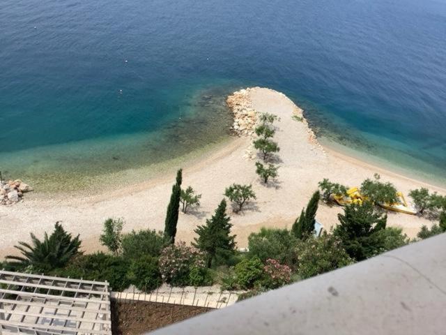Apartments Lozina On The Beach 오미스 외부 사진